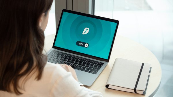Comment configurer un réseau privé virtuel (VPN) pour sécuriser les connexions à distance?