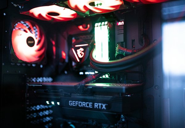 Quels sont les avantages des cartes mères avec support PCIe 4.0 pour les configurations gaming?