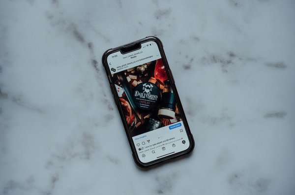 Comment configurer et utiliser les options de localisation GPS avancées sur un iPhone 13?